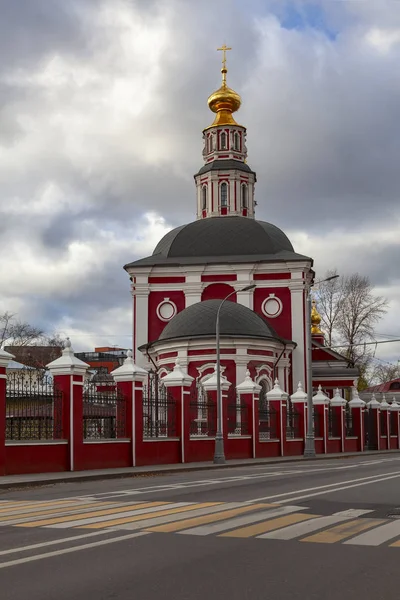 Igreja Ortodoxa Cor Vermelha Com Cúpulas Douradas Uma Cerca Pedra — Fotografia de Stock