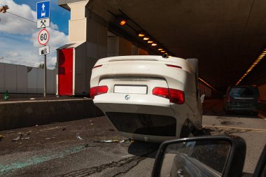 MOSCOW, RUSSIA, - 05 Haziran 2020: Bir kazada beyaz bir araba tünelin girişinin yanında yatıyor.