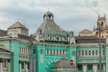 MOSCOW, RUSSIA, - 05 Haziran 2020: Belarus istasyonu binası. Binanın üst kısmında Rusça 