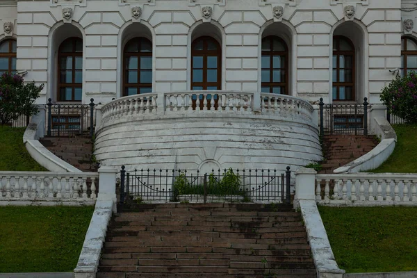 Yarı Dairesel Balkonu Dolambaçlı Merdivenleri Olan Eski Beyaz Bir Binanın — Stok fotoğraf
