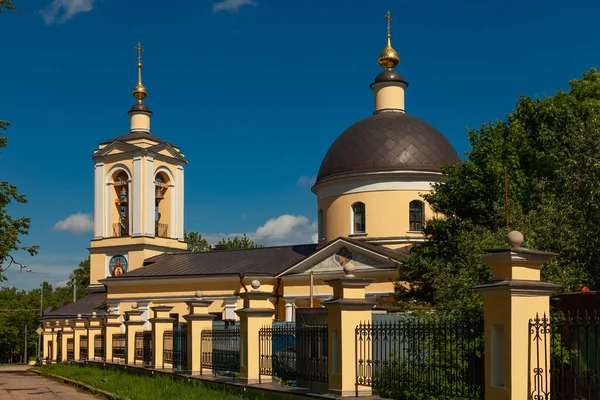 Igreja Ortodoxa Amarela Com Telhado Preto Cúpulas Ouro Igreja Cercada — Fotografia de Stock