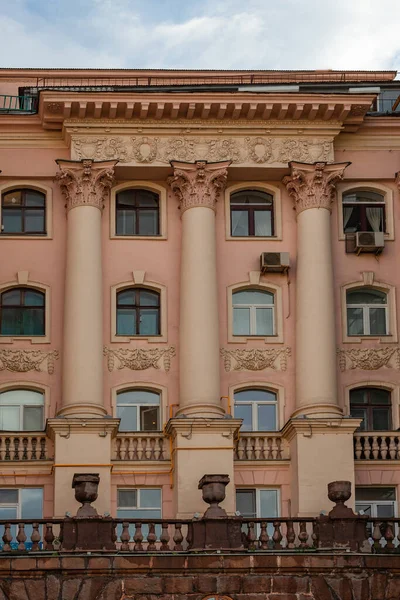 Fragment Facade Old Building Tall Carved Columns Stone Railings — Stock Photo, Image