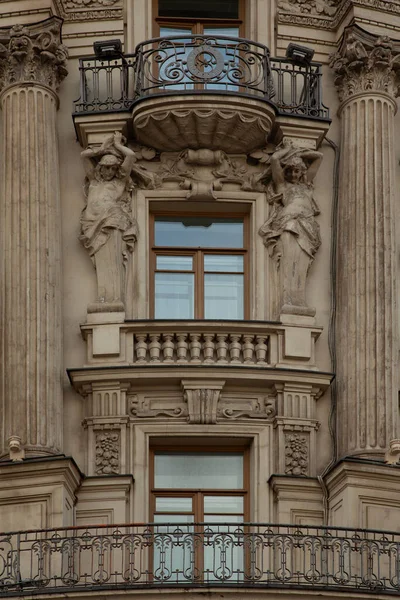Frammento Della Facciata Vecchio Edificio Con Balconi Forma Insolita Recinto — Foto Stock