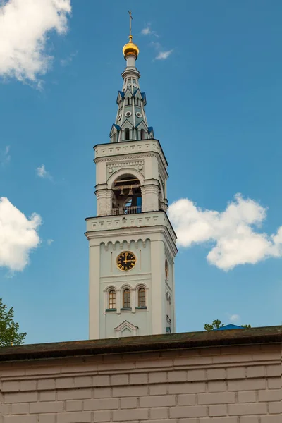 Torre Sineira Branca Alta Igreja Ortodoxa Com Uma Cruz Dourada — Fotografia de Stock