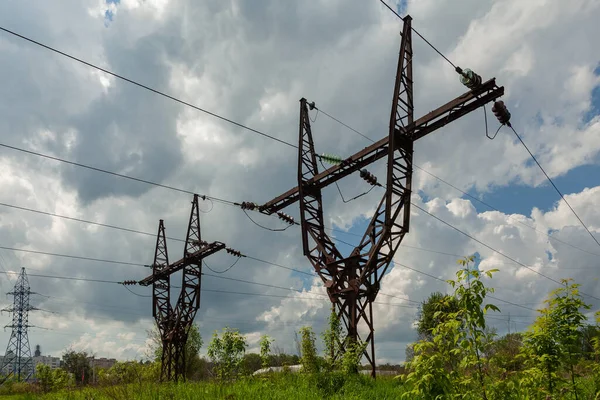 Rusty Old Electric Transmission Line Pylon Stand Field Cloudy Sky — Φωτογραφία Αρχείου