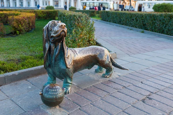 Kostroma Rússia Outubro 2018 Monumento Bronze Cão Dachshund Com Porquinho — Fotografia de Stock