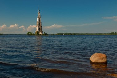 Kalyazin (Rusya) kentindeki bir Ortodoks kilisesinin çan kulesini su bastı. Ön planda büyük bir kaya var..