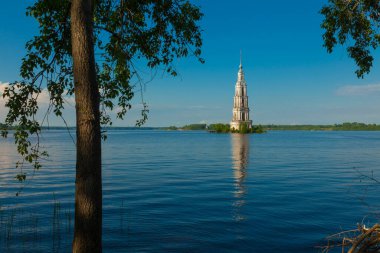 Rusya 'nın Kalyazin kentinde çan kulesi sular altında kaldı. Ön planda güzel bir ağaç var.