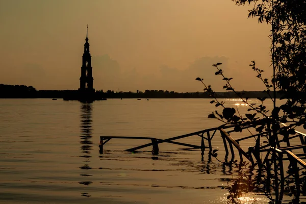 Silhueta Uma Torre Sineira Inundada Cidade Kalyazin Reflexões Sol Noite — Fotografia de Stock