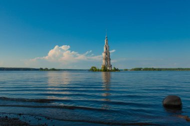 Kalyazin çan kulesini su bastı. Kalyazin kenti (Rusya) yakınlarındaki tarih ve mimari anıtı)