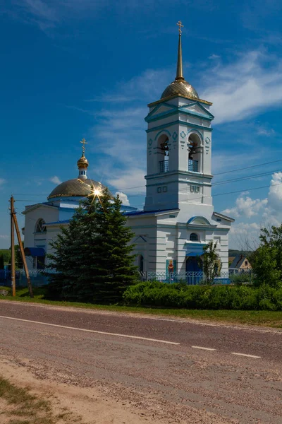 Mavi Çatılı Altın Kubbeli Beyaz Taştan Ortodoks Kilisesi — Stok fotoğraf