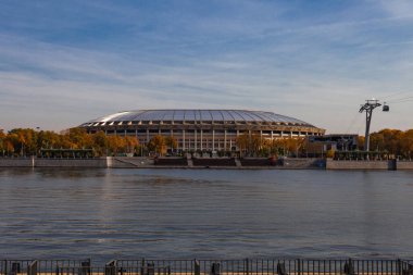 MOSCOW, RUSSIA, - 3 Ekim 2019: Sonbahar ağaçları tarafından çerçevelenen Olimpiyat stadyumu 