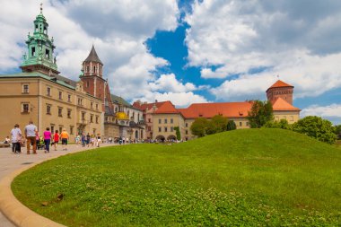 KRAKOW, POLAND, Haziran 02, 2020: Kraliyet Kalesi 'nde turistler yürüyor