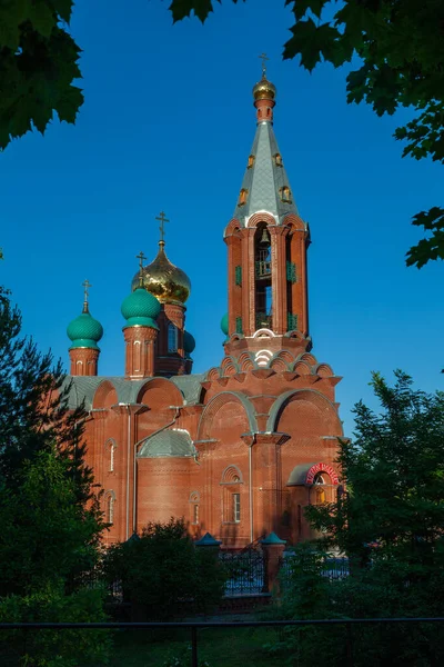 Ladrillo Rojo Iglesia Ortodoxa Enmarcada Por Ramas Árboles —  Fotos de Stock
