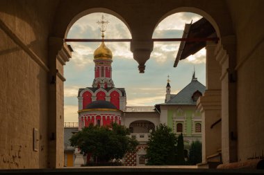 Pavlovskaya Sloboda köyündeki Kutsal Bakire Meryem 'in Anonsu Kilisesi' nin alışılmadık bir manzarası. Moskova bölgesi, Rusya