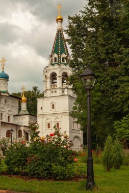 Pavlovskaya Sloboda 'da bulunan Moskova Piskoposluğu İstra Deanery Ortodoks Kilisesi' nin pitoresk çan kulesi. Moskova bölgesi, Rusya