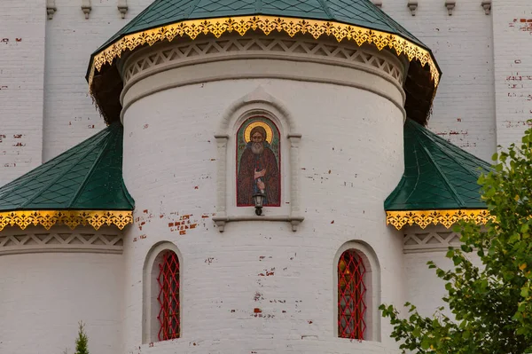 Velednikovo Radonezh的St Sergius教堂正面的碎片 莫斯科地区 俄罗斯 中心是拉多尼泽的塞尔吉乌斯的马赛克图标 — 图库照片