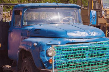 Eski ve paslı mavi kargo kamyonu