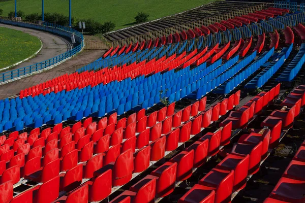 Fragmento Tribuna Estadio Deportivo Abandonado Con Sillas Rojas Azules — Foto de Stock
