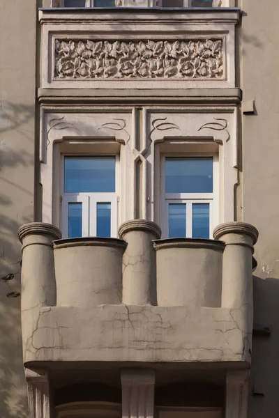 Fragment Der Fassade Eines Altbaus Mit Ungewöhnlichem Balkon — Stockfoto