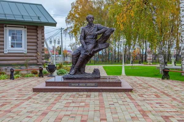 VYATSKOE, RUSSIA, - 08 Ekim 2018: Yazar Nekrasov 'un Anıtı. Anıt Rusça yazılmış: 
