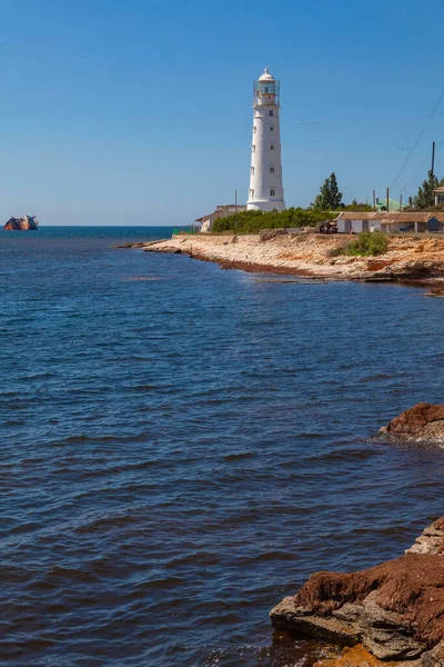 Farol Branco Está Beira Mar Não Muito Longe Está Navio — Fotografia de Stock