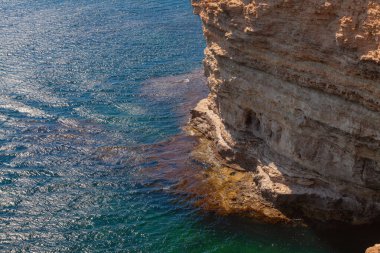 Deniz Burnu - Mavi deniz suyunun üzerine sıçradığı yüksek bir uçurum kıyısı