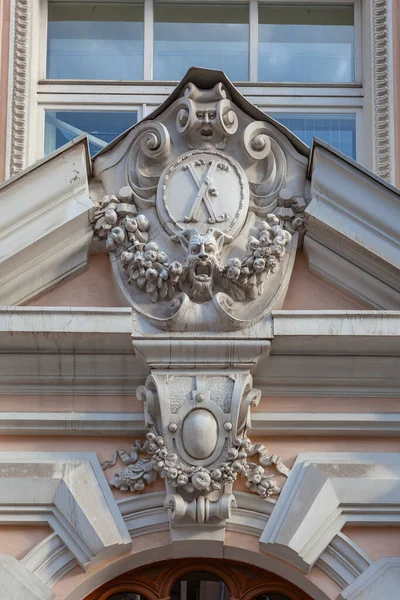 Fragmento Fachada Edifício Antigo Com Padrão Estuque Forma Cabeças Criaturas — Fotografia de Stock