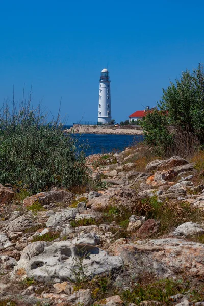 Leuchtturm Aus Weißem Stein Steht Ufer Des Meeres — Stockfoto