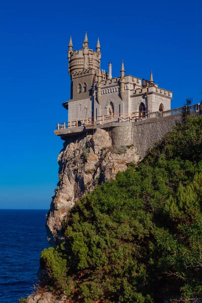 Situado Borde Acantilado Sobre Mar Castillo Del Nido Golondrina Crimea —  Fotos de Stock