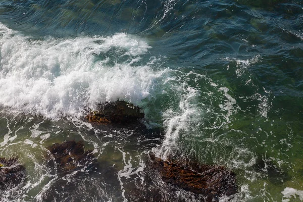 浪花拍打在海岸石上的海浪 — 图库照片