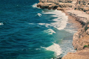 Deniz dalgaları kıyı kayalarına çarpıyor