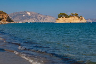 Zakynthos adası yakınlarındaki kayalık Agios Sostis adası (Yunanistan)