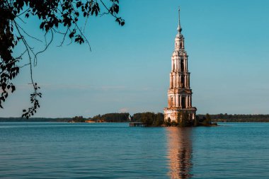 Kalyazin (Rusya) kentindeki sel basmış çan kulesinin manzarası)