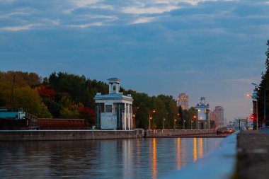 Moskova Nehri ve Volga 'yı birbirine bağlayan Moskova Kanalı' nın gece görüşü