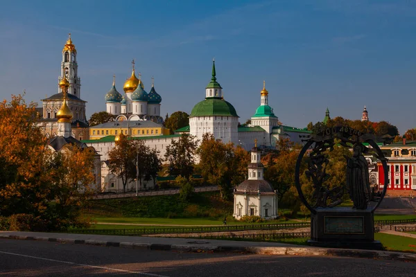 见Trinity Sergius Lavra Sergiev Posad Russia 在前景中 有一块石碑 上面刻着俄语 七千周年 — 图库照片