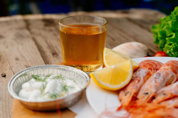Bilinenlerin ve karides ızgara. Kadın karides forseps Şef maşa ile döner, yarım limon suyu ile sprinkles