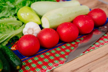 Taze sebzeler. Mutfaktaki masada taze sebzeler yatıyor. Salatayı dilimlemek için pişirilmiş sebzeler. Salata pişiriyorum. Vejetaryen mutfağı.