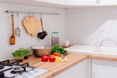 Taze sebzeler. Mutfaktaki masada taze sebzeler yatıyor. Salatayı dilimlemek için pişirilmiş sebzeler. Salata pişiriyorum. Vejetaryen mutfağı.