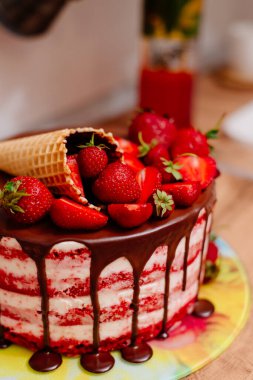 Çilekli ev yapımı çikolatalı kek.