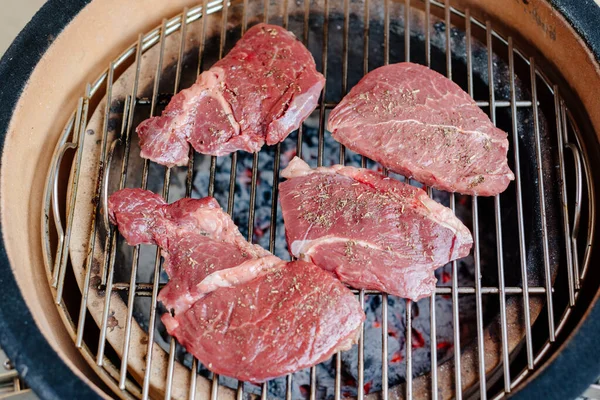 Bife Marmoreado Bifes Carne Uma Tábua Madeira Sol Nas Proximidades — Fotografia de Stock