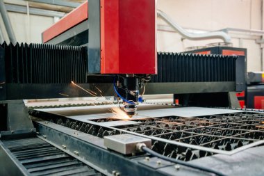 Metal için lazer kesme makinesi. Lazer metali keser. Kıvılcımlar uçuşuyor. CNC makinesi. Lazer kesme makinesi