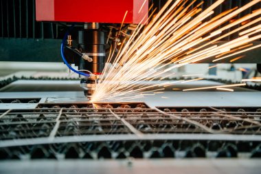 Metal için lazer kesme makinesi. Lazer metali keser. Kıvılcımlar uçuşuyor. CNC makinesi. Lazer kesme makinesi