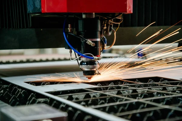 Metal için lazer kesme makinesi. Lazer metali keser. Kıvılcımlar uçuşuyor. CNC makinesi. Lazer kesme makinesi