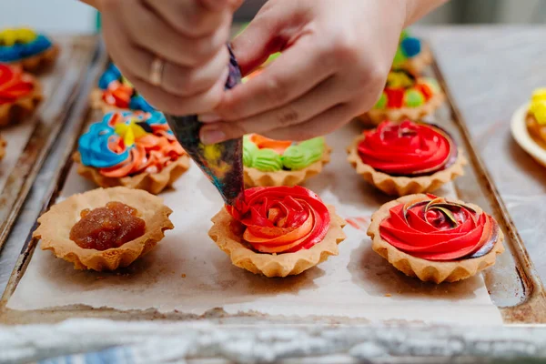 Tartlet keki yapma süreci. Turtalı kek. Kek sepeti. Kremalı kekleri doldurma süreci. Gıda renkleriyle krema. Boyalı krem. Ev mutfağı. Ev yapımı tart sepeti kekleri.