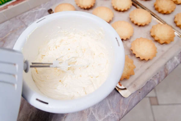 Крем Пирожных Маслом Процесс Изготовления Кремового Цветного Крема Пирожных Окрашивание — стоковое фото