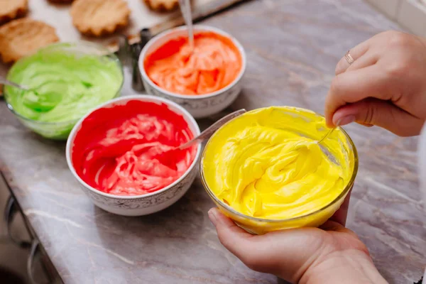 Крем Пирожных Маслом Процесс Изготовления Кремового Цветного Крема Пирожных Окрашивание — стоковое фото