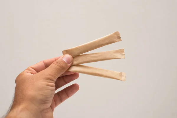 Hand Van Een Man Houdt Een Suikerstick Vast Suikerzak Zonder — Stockfoto