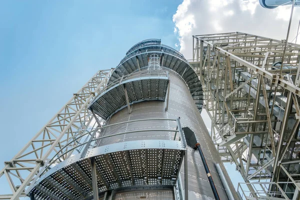 Graanlift Een Veld Onder Een Blauwe Lucht Lifttorens Stalen Delen — Stockfoto