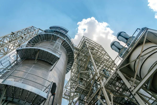 Graanlift Een Veld Onder Een Blauwe Lucht Lifttorens Stalen Delen — Stockfoto